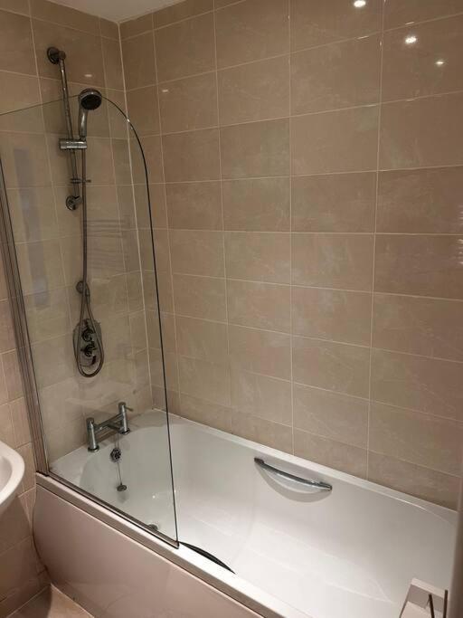 City Centre Apartment. Рексем Экстерьер фото