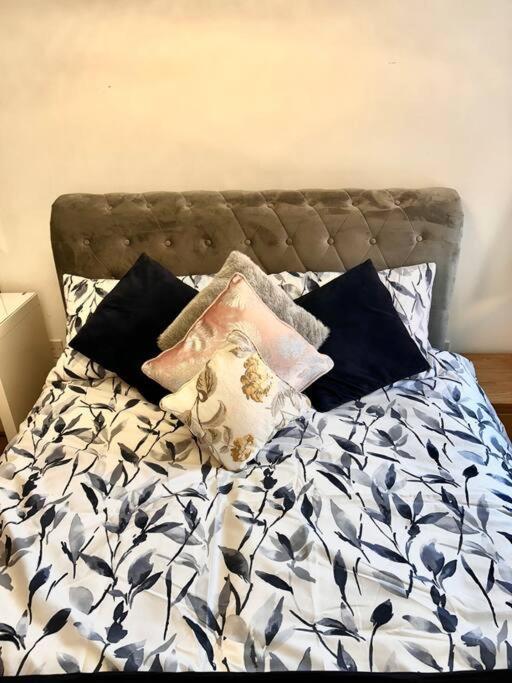 City Centre Apartment. Рексем Экстерьер фото