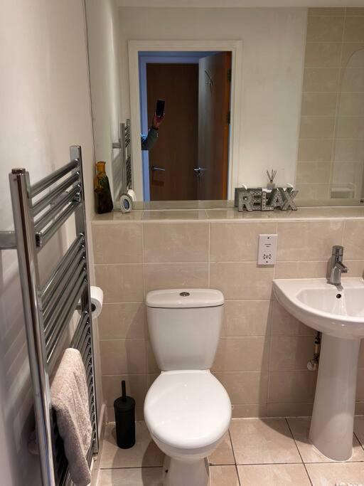 City Centre Apartment. Рексем Экстерьер фото