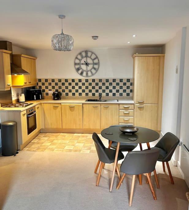 City Centre Apartment. Рексем Экстерьер фото