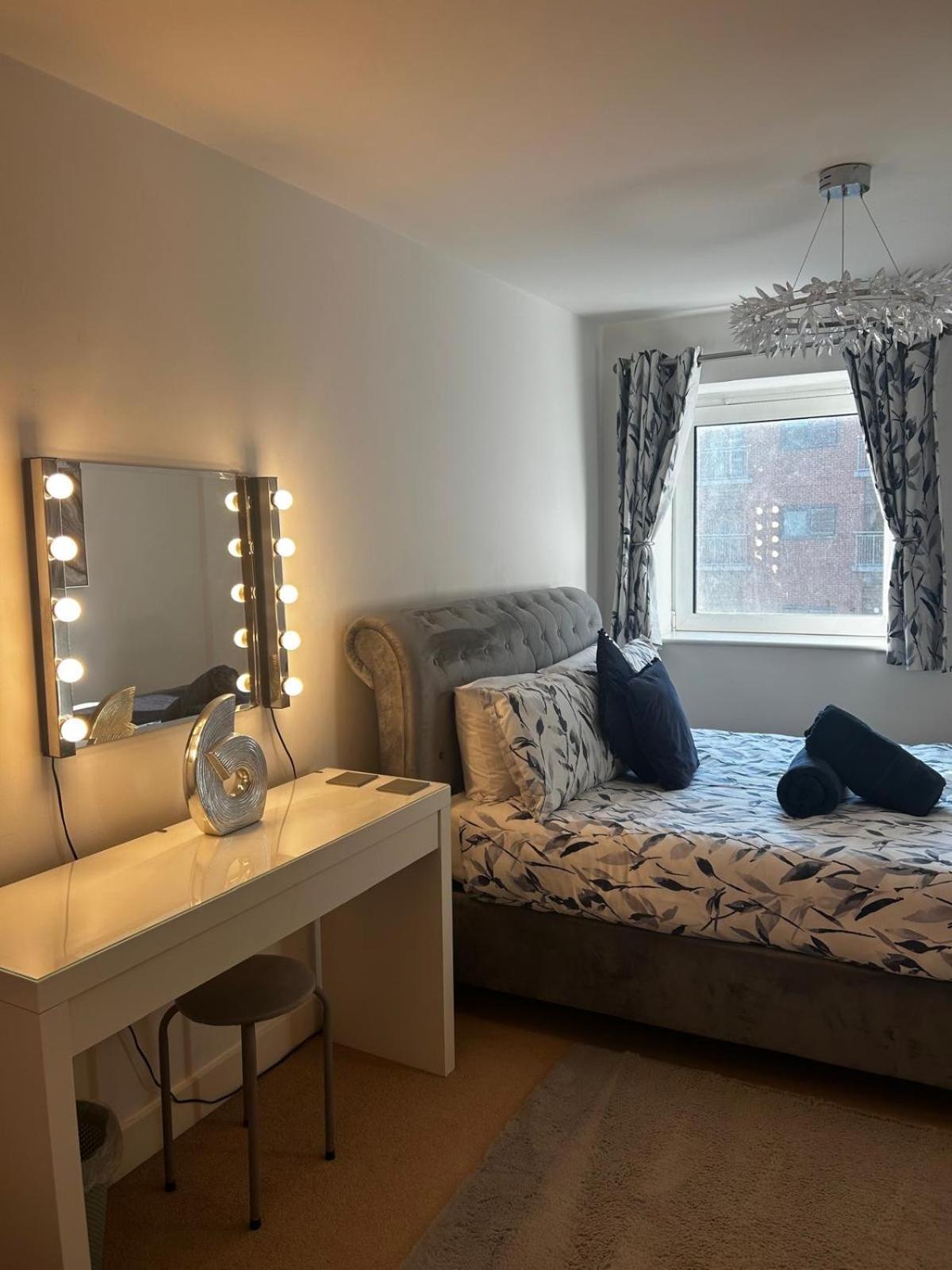 City Centre Apartment. Рексем Экстерьер фото