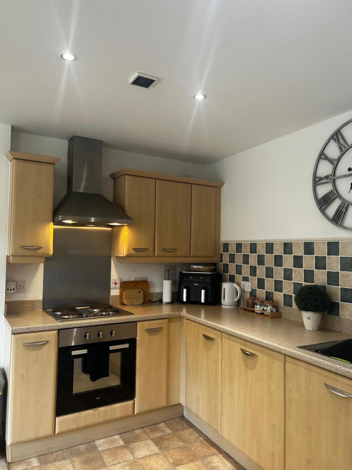 City Centre Apartment. Рексем Экстерьер фото