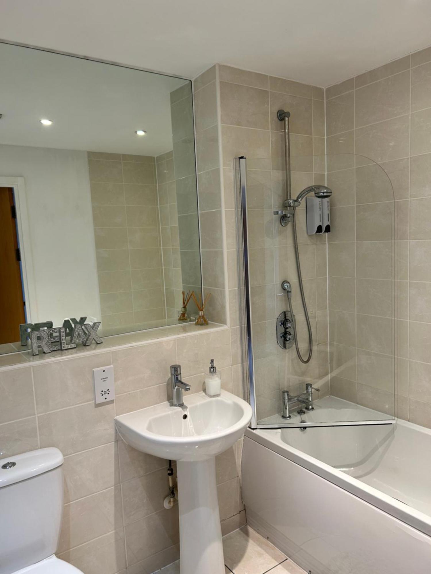 City Centre Apartment. Рексем Экстерьер фото