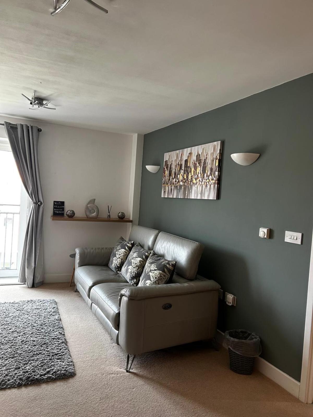 City Centre Apartment. Рексем Экстерьер фото